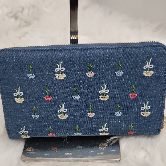 🔹️Betsey Johnson🔹️ Denim XOZIP-E Blue Floral Embroidered wallet + Wristlet - Picture 3 of 7